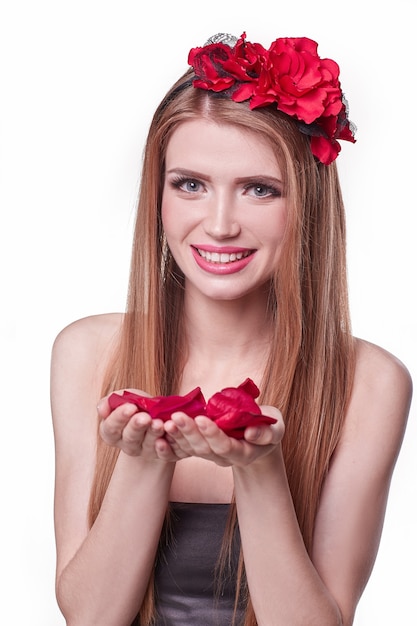 Foto donna bionda con petali di rosa nelle sue mani