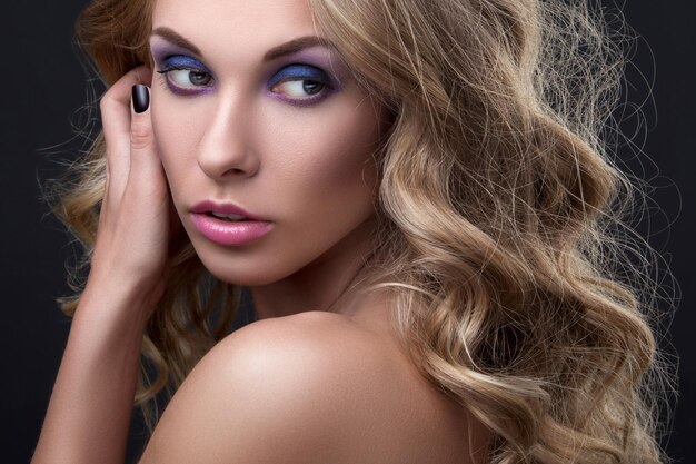 Photo blonde woman with wavy hair and colorful makeup