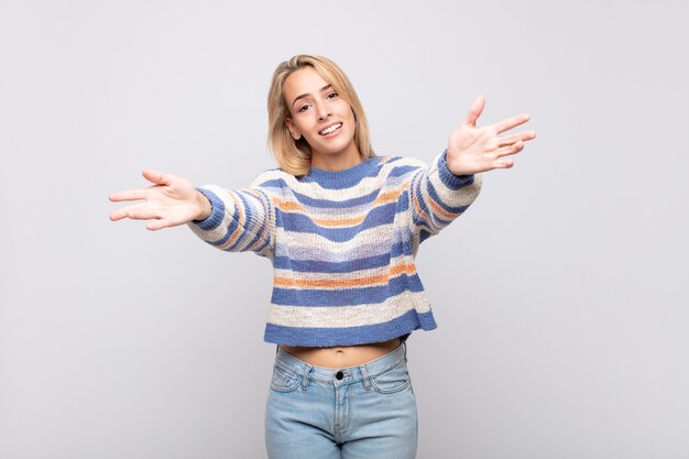 Photo blonde young pretty woman with striped sweater