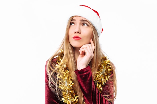 Photo blonde young woman wearing a santa hat and tinsel