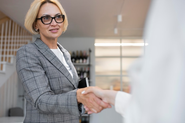 Blonde zakenvrouw aan het werk