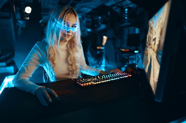 blondea plays cyber games virtual style
