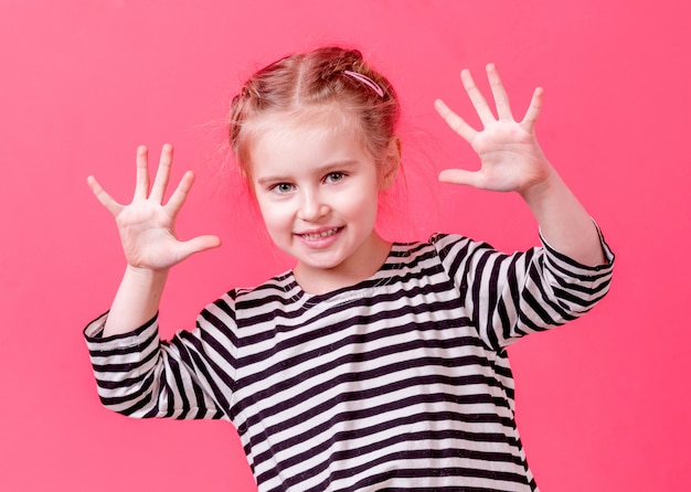 Blondemeisje die haar palmen tonen