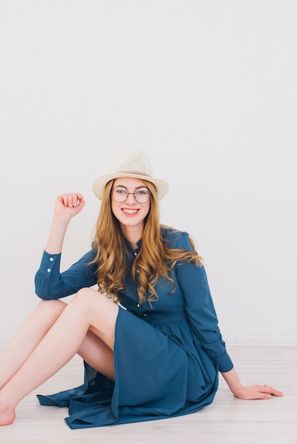 Blondemeisje het stellen in Studio