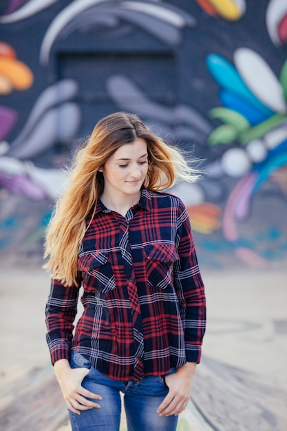 Blondetiener die op een skatepark lopen