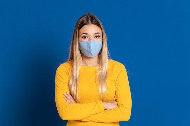 Blondevrouw die een gezichtsmasker dragen