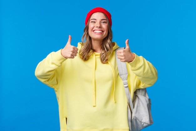 Blondevrouw in een geel sweatshirt