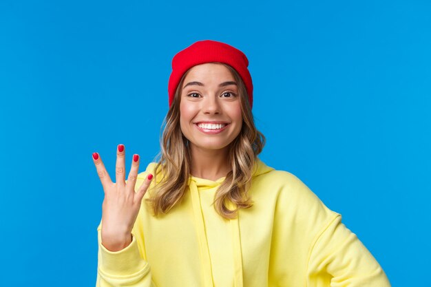 Blondevrouw in een geel sweatshirt