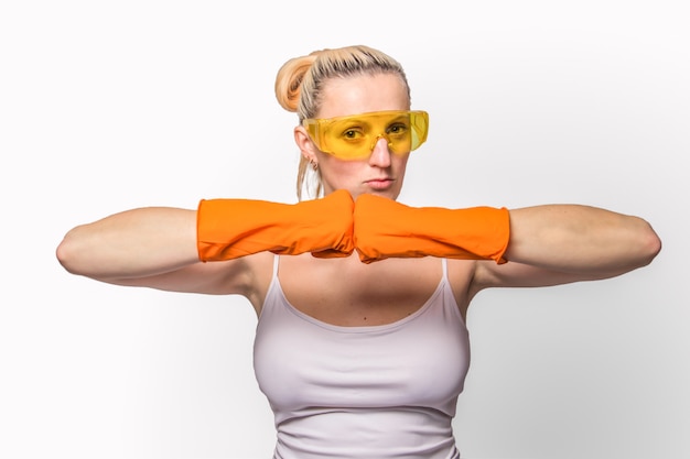 Blondevrouw in oranje handschoenen en beschermende glazen