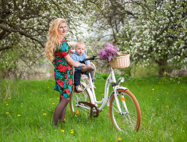 Blondewijfje met stadsfiets met baby als fietsvoorzitter