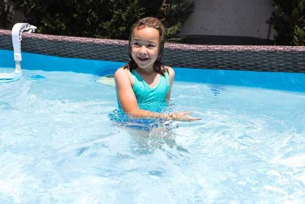 Blondharig meisje in een zwembad genietend in het water Zwembad zwemmen badpak kinderen zomer ontspannen vakantieoord en reisconcept