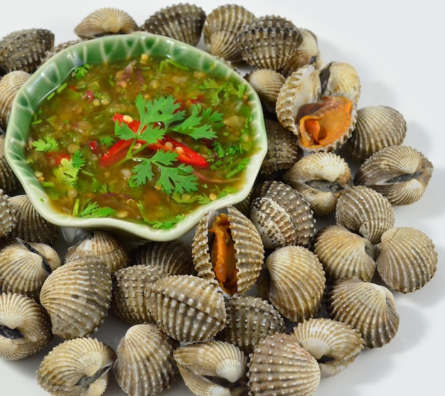 Photo blood cockle or scallop with seafood sauce in thailand