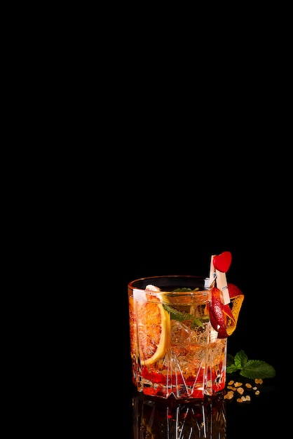Оранжевый Маргарита Коктейль с льдом и мятой на черном
