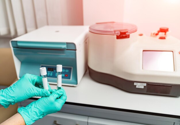 Foto campioni di sangue in provette da centrifuga tecnologie biochimiche chimiche