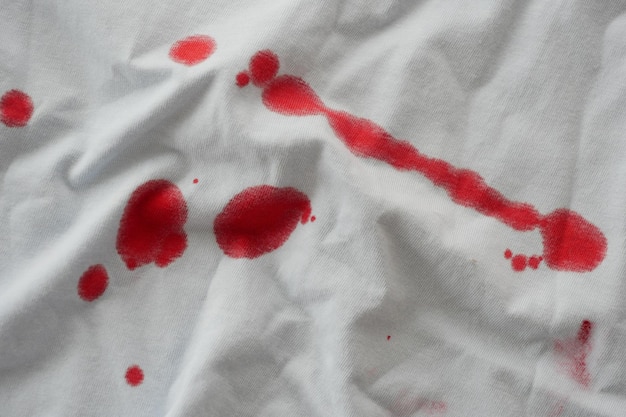 写真 白いシャツに血の斑点