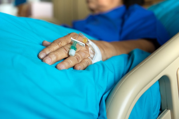 Трубка анализа крови на руке старшей женщины терпеливой в больнице.