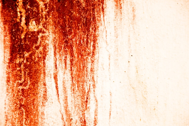 Фон текстура крови. Текстура бетонной стены с кровавыми красными пятнами. Хэллоуин.