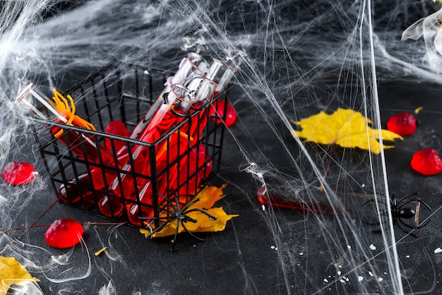 Foto cocktail sanguinante in tubi di vetro per la celebrazione della festa di halloween.