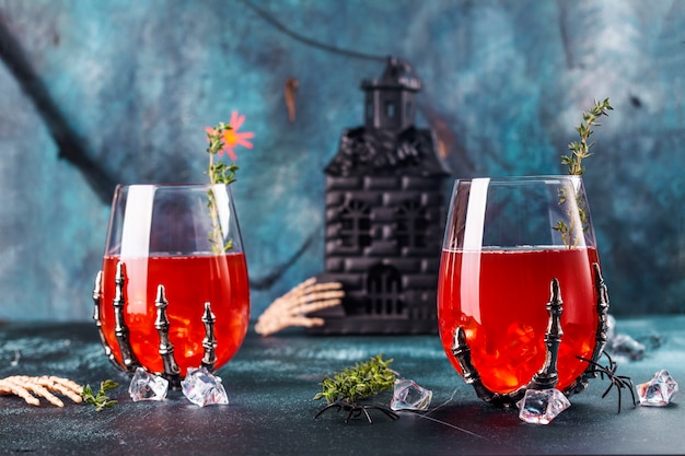 Cocktail di festa di halloween sanguinante