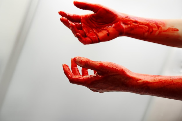 Photo bloody hands of depressed woman in shower