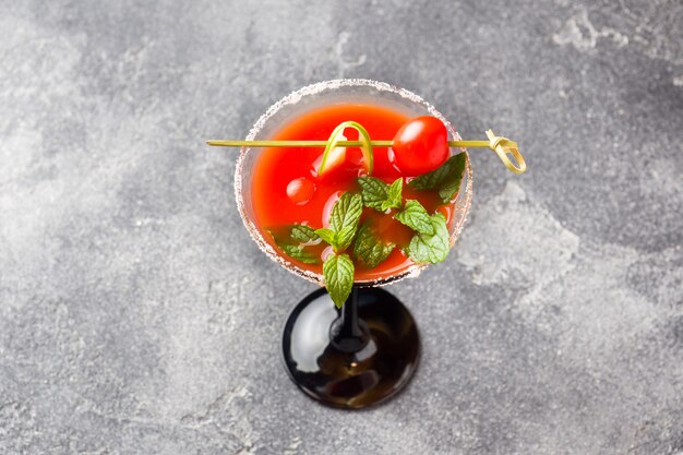 Bloody Mary alcoholische cocktail met rijpe tomaten en munt.