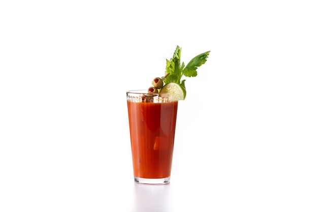 Bloody mary cocktail in vetro isolato