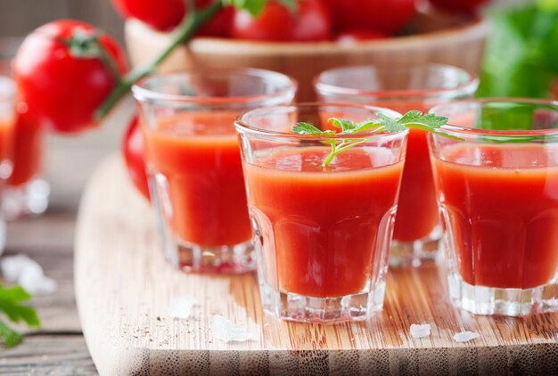 Bloody mary cocktail op de houten tafel