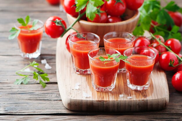 Bloody mary cocktail op de houten tafel