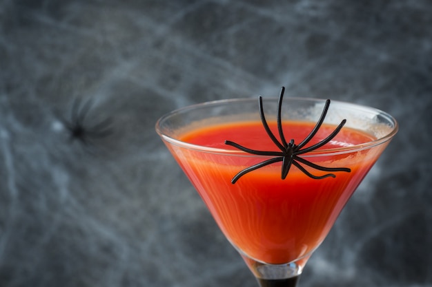 Bloody Mary-cocktail, pompoen met vleermuizen en spinnen voor Halloween