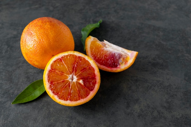 ブラッドオレンジフルーツの組成。テキストのコピースペースと抽象的な柑橘系の果物の背景