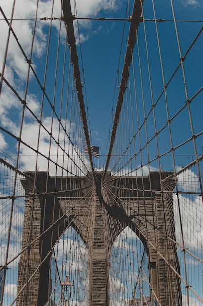 Foto il ponte di blooklyn e la bandiera degli stati uniti