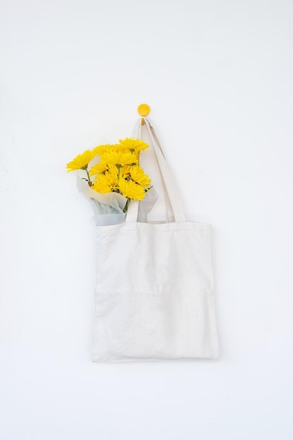 再利用可能なテキスタイルバッグに咲く春の日差し