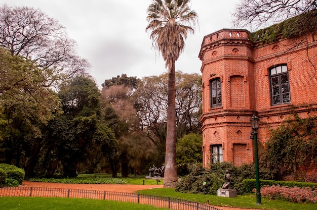 Foto blootgesteld bakstenen gebouw in een botanische tuin in buenos aires, argentinië