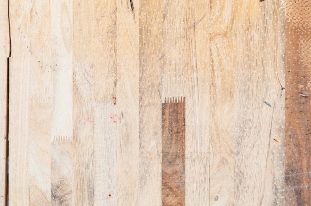 Blootgestelde houten muur exterieur patchwork van onbewerkt hout vormt een prachtig parkethoutpatroonhouten muurpatroon