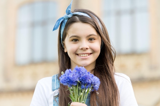 新しいあなたに花を咲かせる幸せな女の子が屋外で花を咲かせる小さな子供の美しさの外観ビューティーサロン夏のスキンケアヘアケア健康と美しさ子供のトイレタリーと化粧品美しさを活性化する