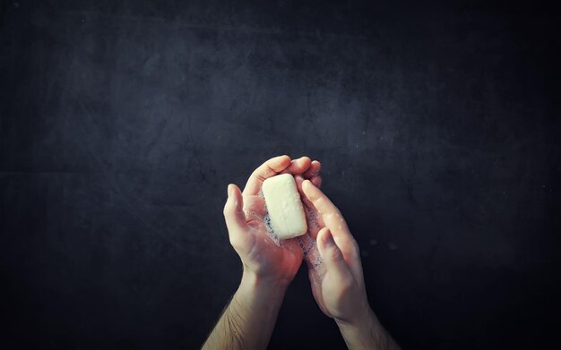 Blote handen in schuim en zeep. Hand hygiëne. Om handen te wassen. Desinfectie met zeep bescherming tegen virussen.