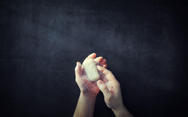 Blote handen in schuim en zeep. Hand hygiëne. Om handen te wassen. Desinfectie met zeep bescherming tegen virussen.