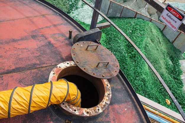 Blower fresh air into oil storage tank confined space