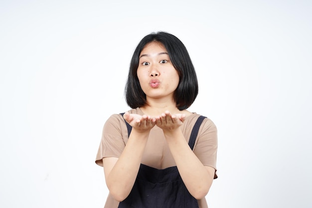 白い背景で隔離の美しいアジアの女性の吹くキス