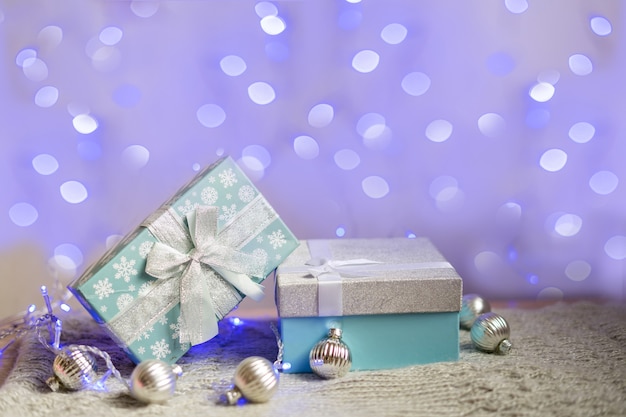 크리스마스 장난감으로 가득 찬 블루 선물 상자. 크리스마스 크리에이 티브 최소한의 개념입니다. 고품질 사진