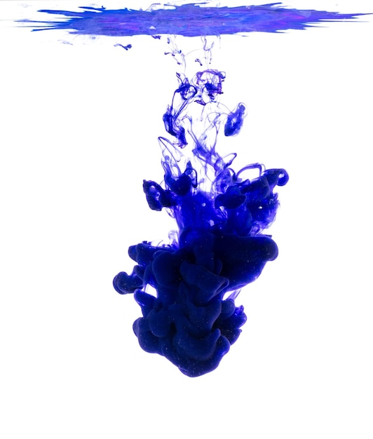 水に溶かした青いアクリル絵の具