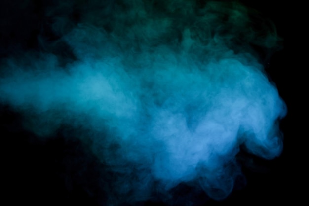 写真 黒の背景に青と緑の蒸気
