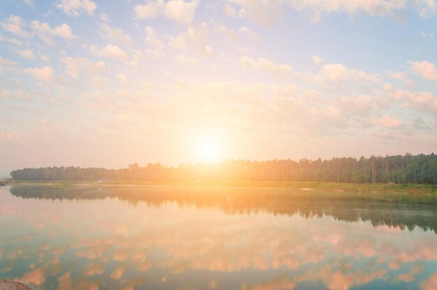 写真 湖の夕日からの青とオレンジ色の空