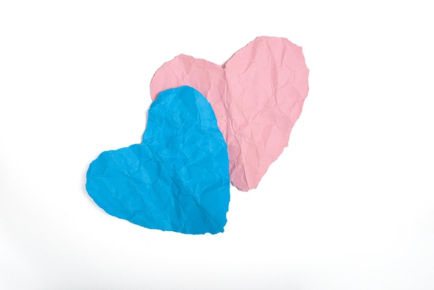 Фото Синяя и розовая скрученная бумажная текстура в форме сердец, изолированная на белом фоне