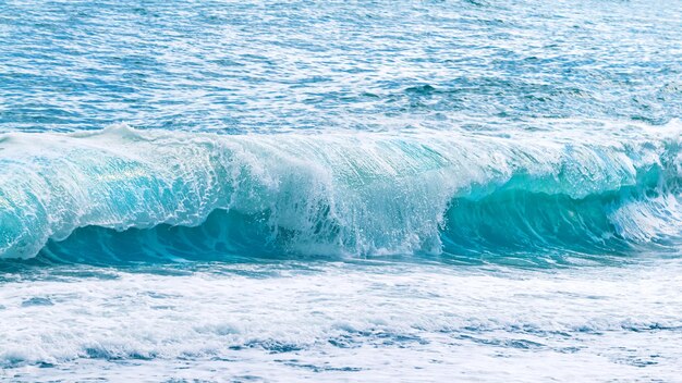 Foto le onde del mare di colore blu e acquamarino