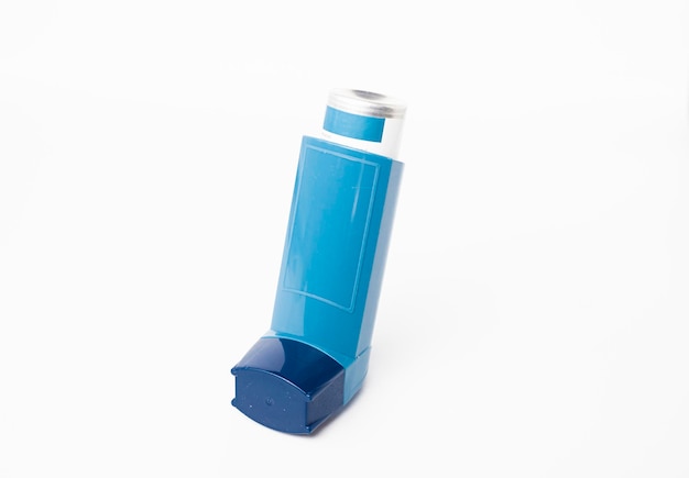Фото Голубой ингалятор для астмы с пустой этикеткой, выделенной на белом фоне фармацевтический продукт используется для лечения или профилактики приступов астмы здравоохранение и медицинская концепция