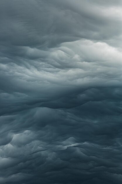 写真 嵐の雲からの青い背景