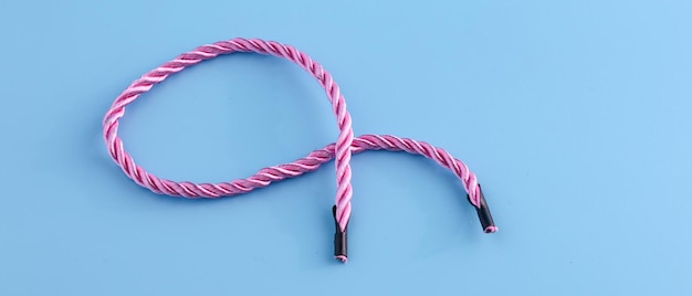 写真 パステル ピンクのロープと青い背景画像