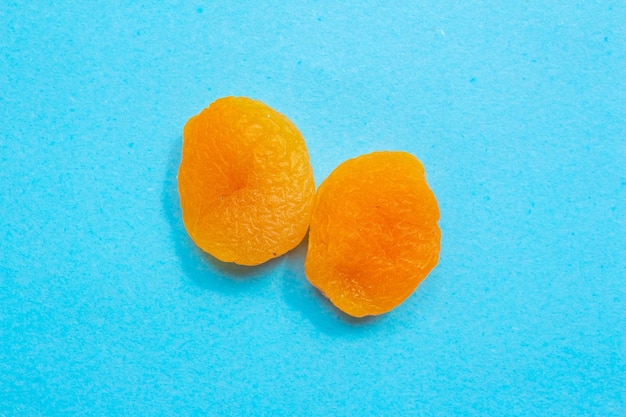 青い背景にオレンジ色の果物
