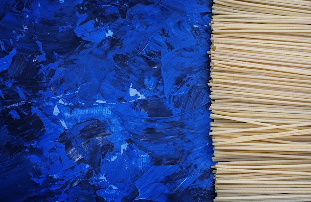 スパゲッティと青色の背景。